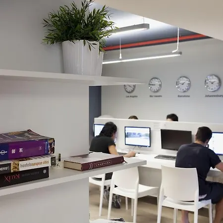 Sant Jordi Sagrada Familia Hostel *