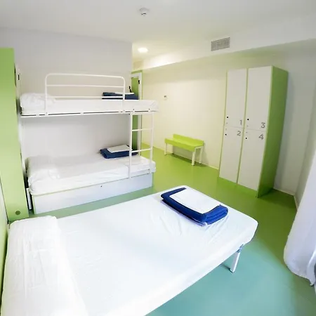 Sant Jordi Sagrada Familia Albergue *