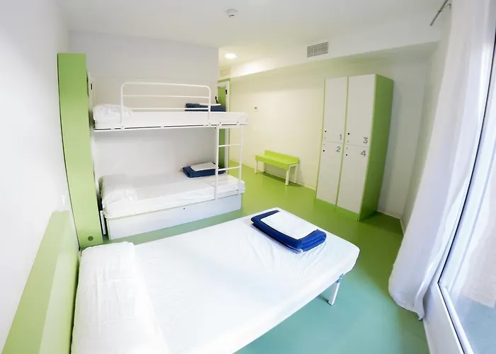 Sant Jordi Sagrada Familia Albergue *